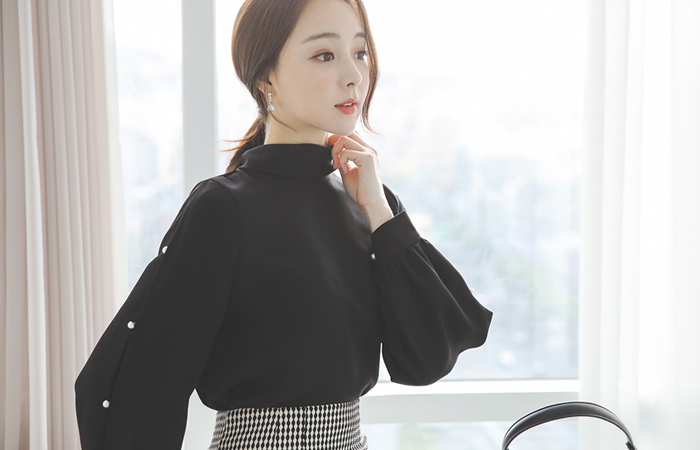Pearl Point High-neck Blouse