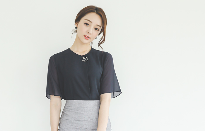 Crescent Pintuck-Line Wing Sleeves Blouse