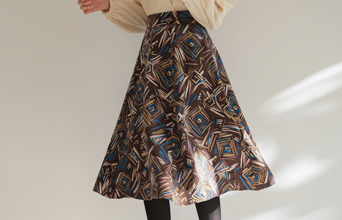 Color Drawing Back Banding Flared Skirt