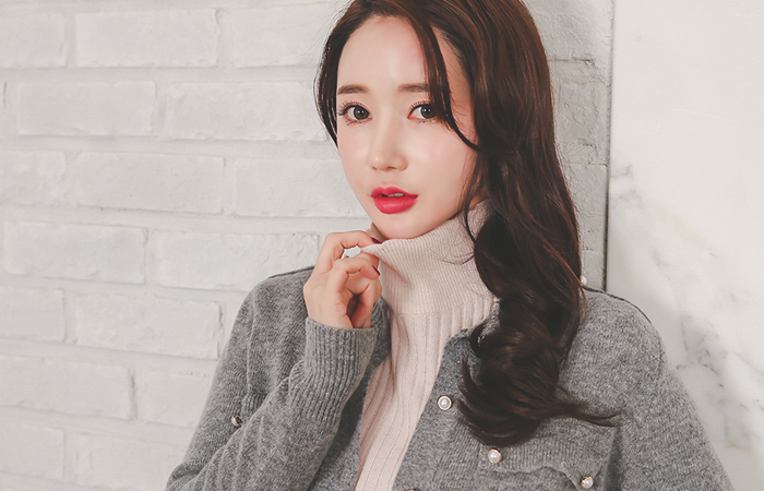 Gold ring pearl button pocket wool cardigan