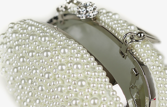 Evening pearl Clutch