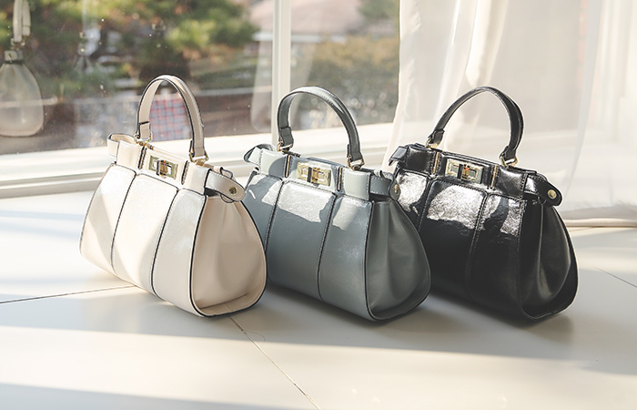 [Models wear42st]Glossy Enamel Peekaboo Medium Tote bag