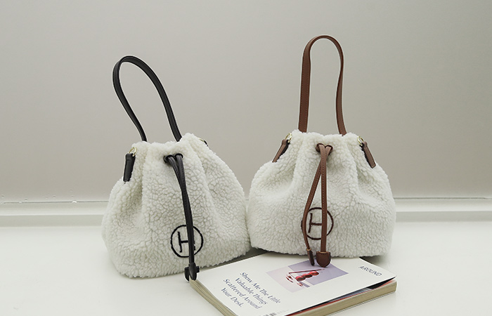 [Models wear42st]Hlogo Bouclé Bucket Bag