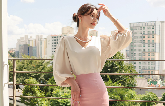 Pearl Necklace Puff Sleeves Skily Blouse