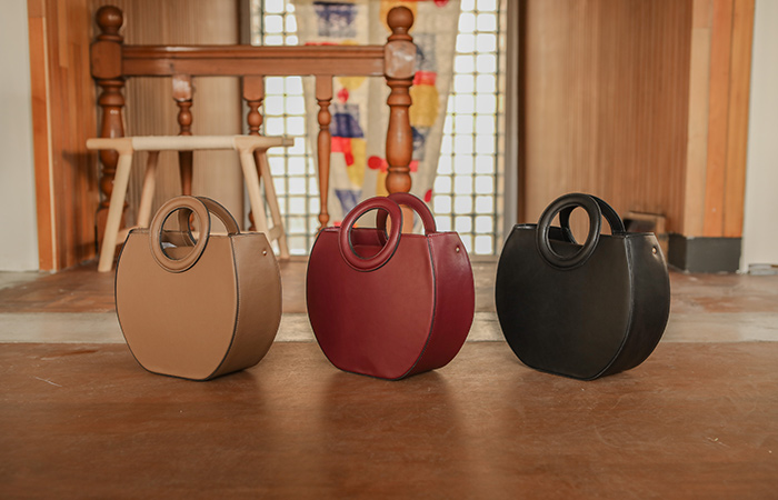 [Models wear43st]Circle Handle Ring Half-Moon Tote bag