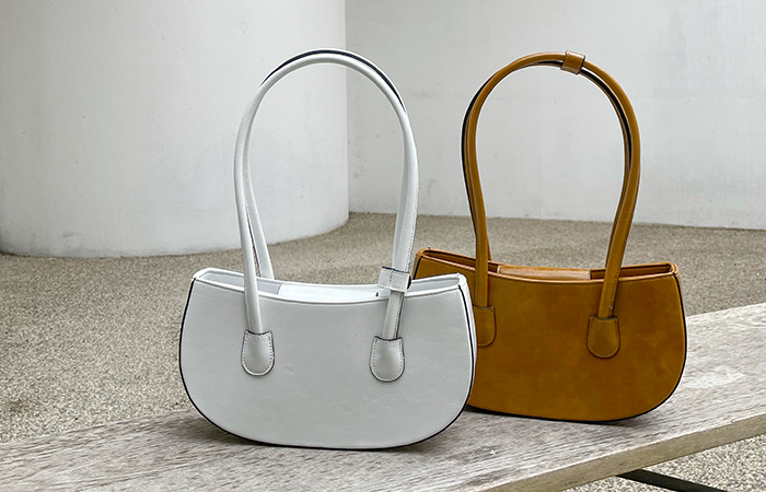 [Models wear43st]Half-Moon Classic hard drive Shoulder Bag