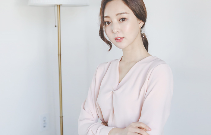 Pinwheel V-neck Twist Blouse(spring)