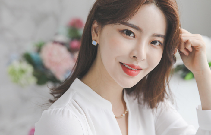 Simple Gold Bar V-neck Pintuck Blouse