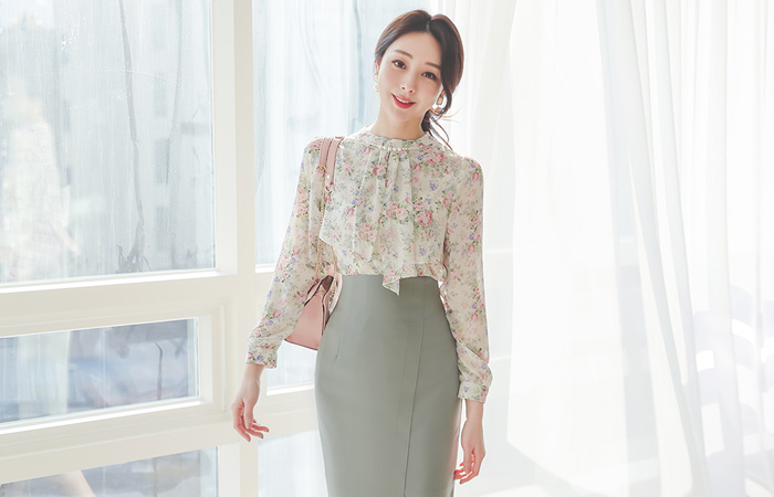 Smooth Flower Slit Ruffle Pearl Collar Blouse