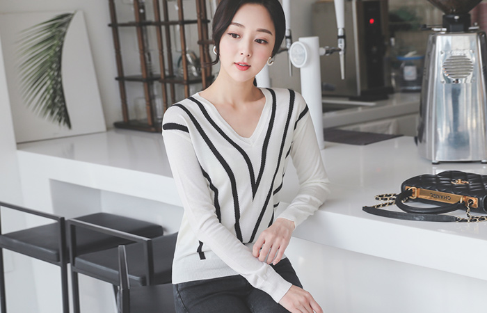 v Color Combination Slim Knit
