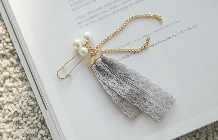 Lace Pearl Brooch