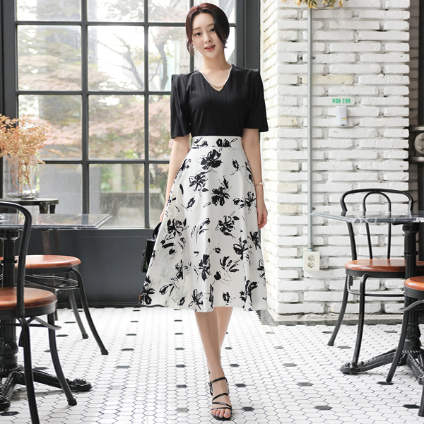 Ink Flower Skily Back Banding Flared Skirt