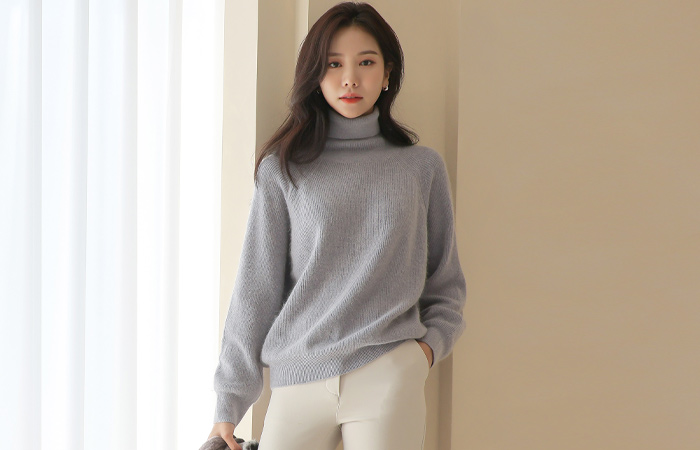 Warm Fox-Fur Color Point Turtleneck Knit