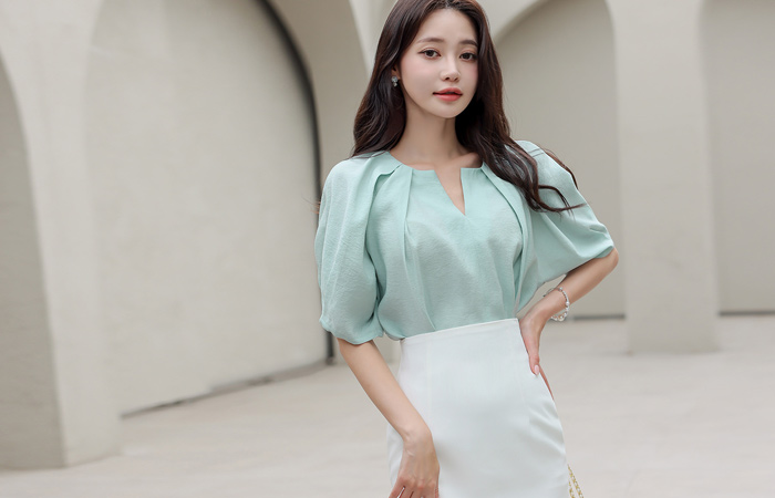 Cutting-Neck Pintuck Shirring Puff Sleeves Blouse