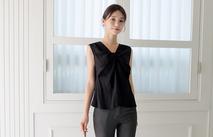 Wrinkle Twist Sleeveless Blouse