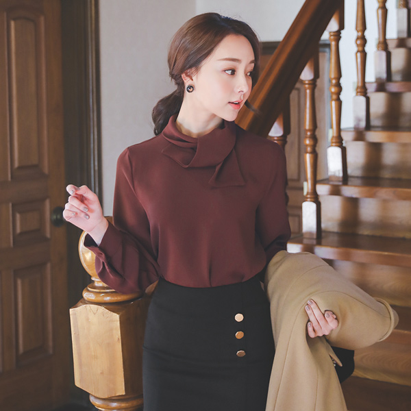 Stuck Scarf Rolleck Blouse