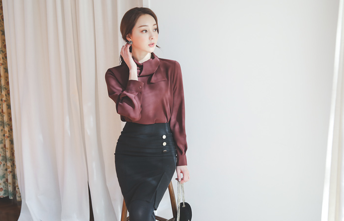 Stuck Scarf Rolleck Blouse