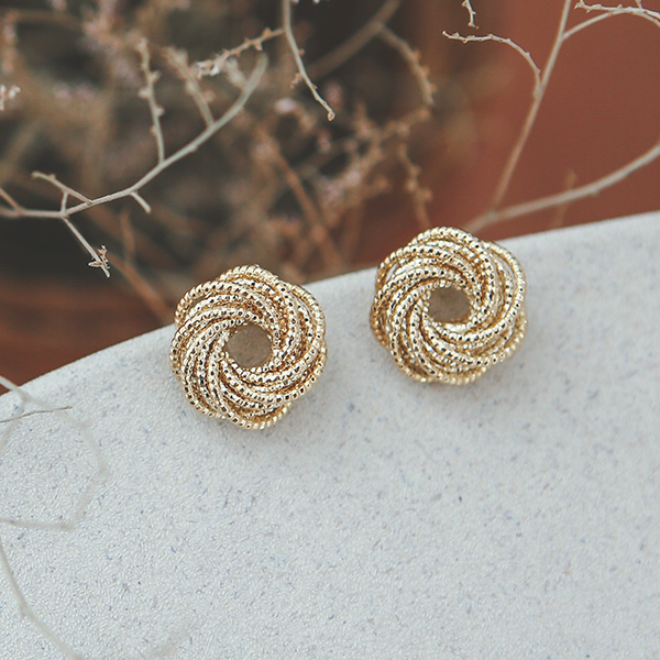 Flower pearl earring