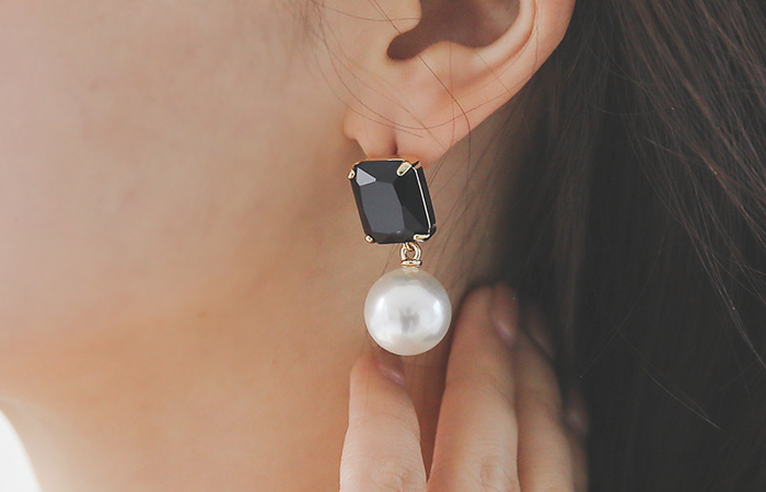 Black stone unbalance Earring
