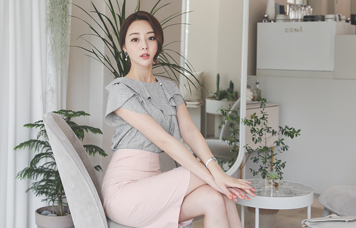 Pearl Ruffle Line Tulip-Sleeves Bokashi Blouse
