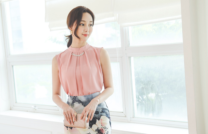 Shirring Jewellery-Neck Sleeveless Blouse