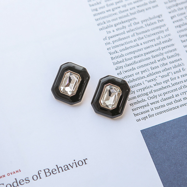 Black-Rounding Cubic Earring