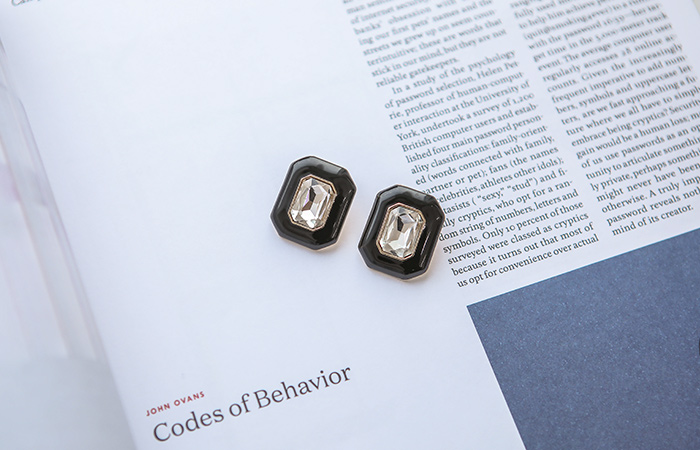 Black-Rounding Cubic Earring