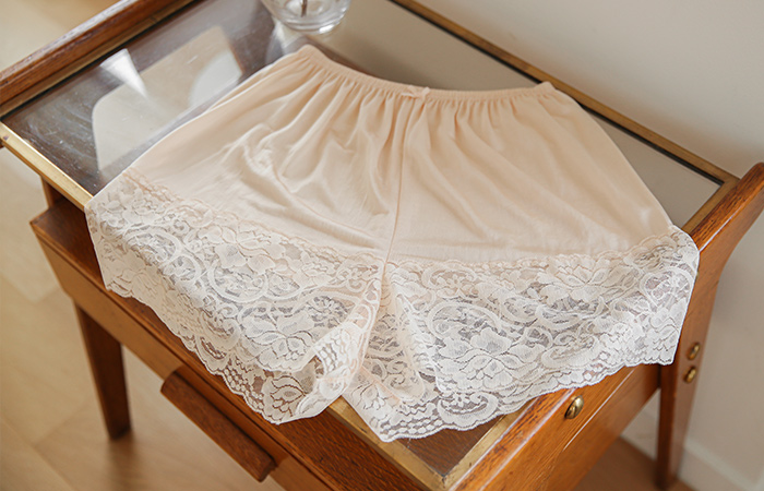 Cooling Rayon Wide Lace Trimming Underpants(Midi/Capri)