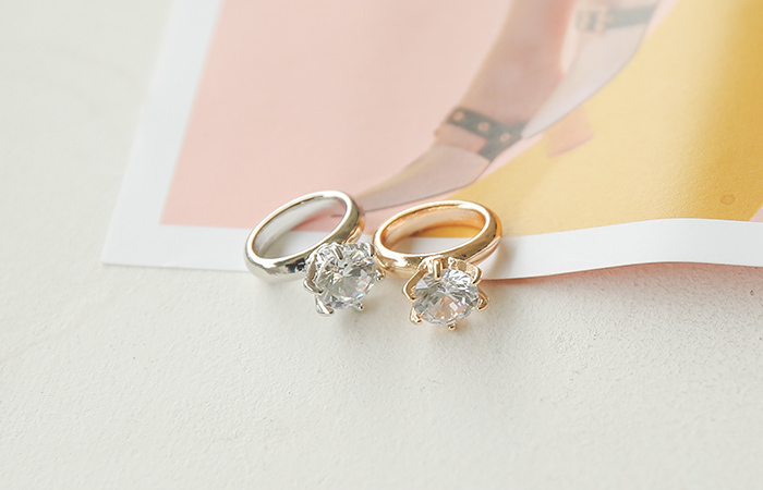 Big Diamond Cubic Edge Scarf-Ring