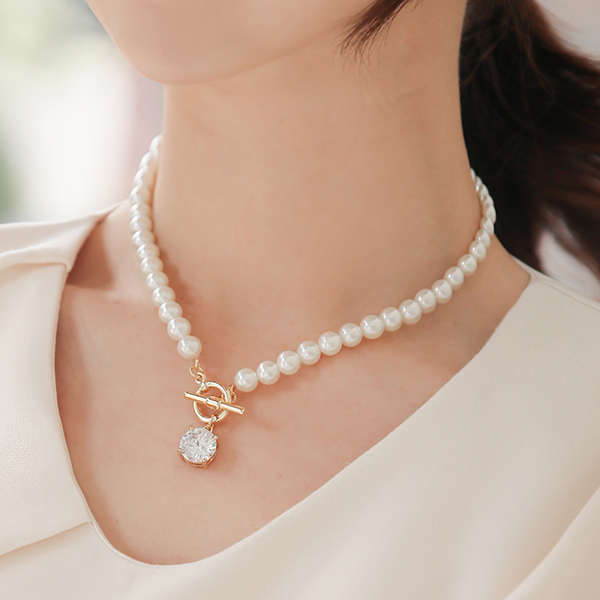 Bold Cubic Point Pearl Necklace