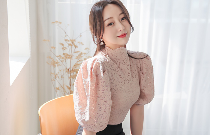 Volume Balloon Sleeves High-Neck Lace Blouse