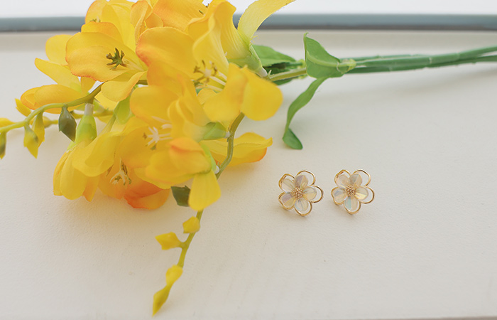 Aurora Shell Flower Earring