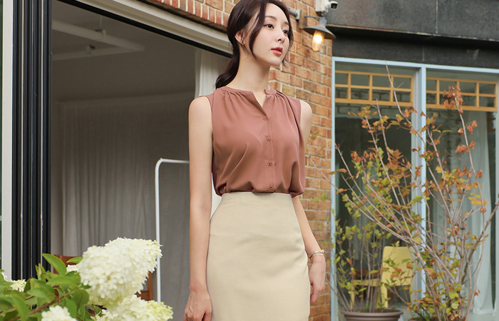 Half-Open Soutien Collar Shirring Sleeveless Blouse