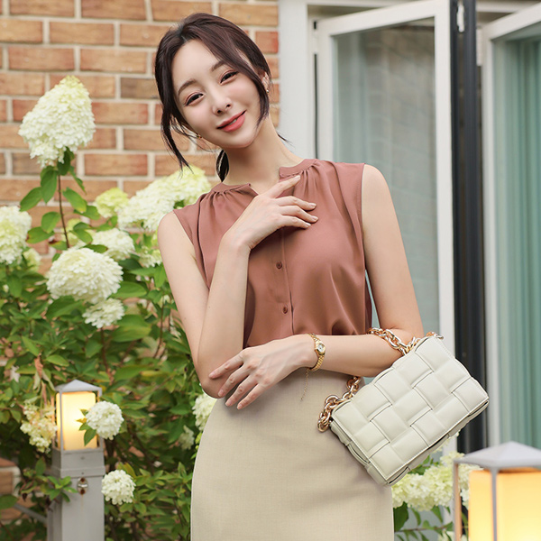 Half-Open Soutien Collar Shirring Sleeveless Blouse