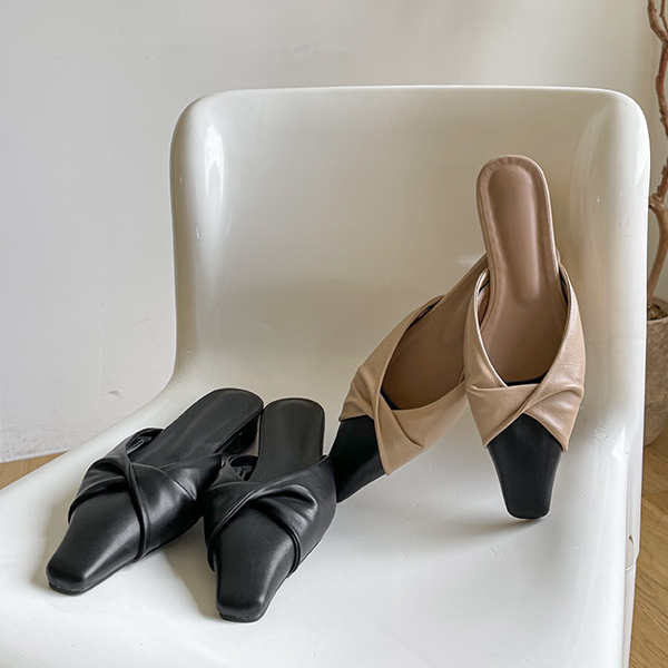 Classic Half-Colored Twist Point Backless Loafer