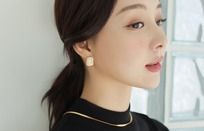 White-Line Gold Shell Earring