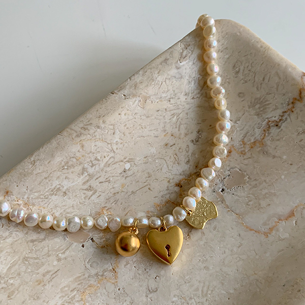 Lovely Pearl Gold Pendant Necklace