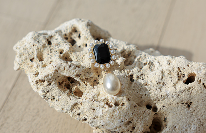 Pearl Lining Black Point Brooch