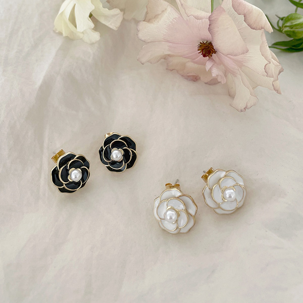 Gold Flower Pearl Point Earring