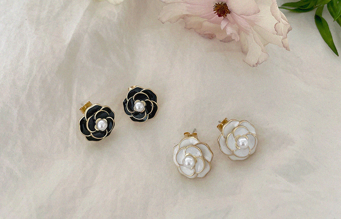 Gold Flower Pearl Point Earring