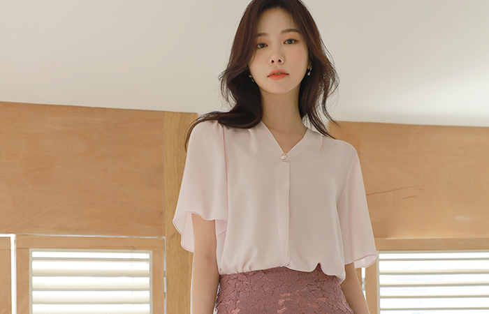 V-neck Gold Ring Pearl Point Blouse(Spring)