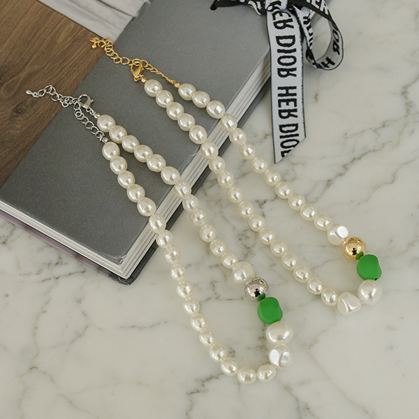 Green Point Bold Pearl Necklace
