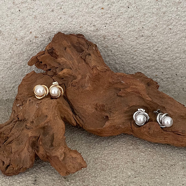 Simple Modern Waving Pearl Earring