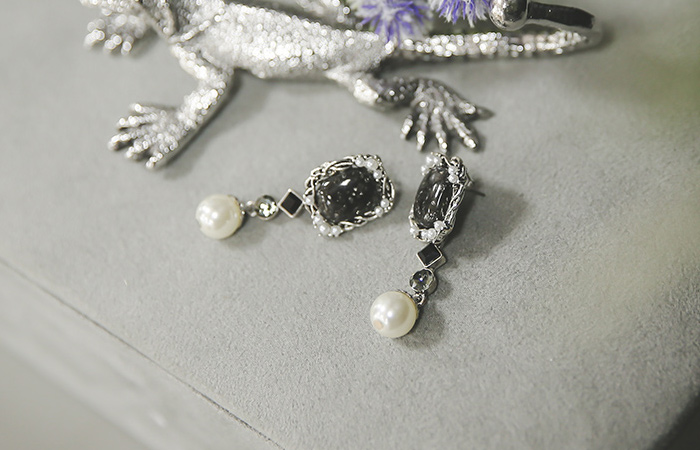 Antique black stone pearl earring