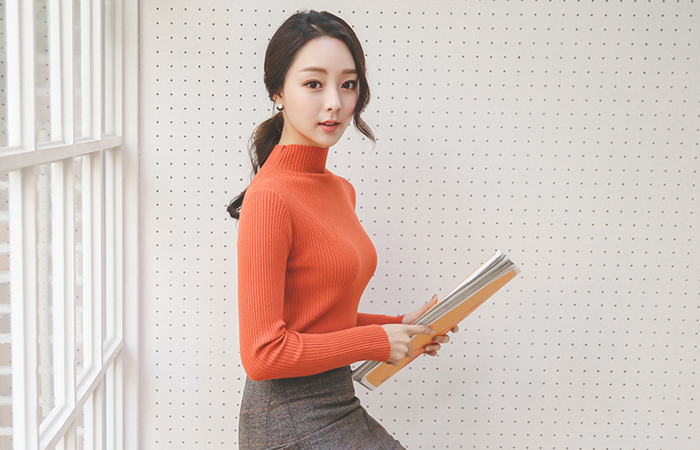 Soft funnel neck slit Long knit