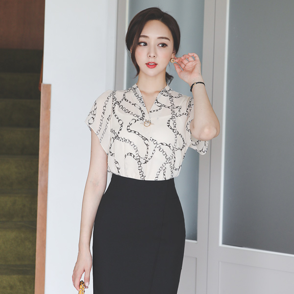 Gold-Ring Chain Printing Pintuck V-neck Blouse