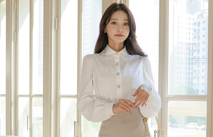 Petit Tulip Collar Gold Button Span Blouse