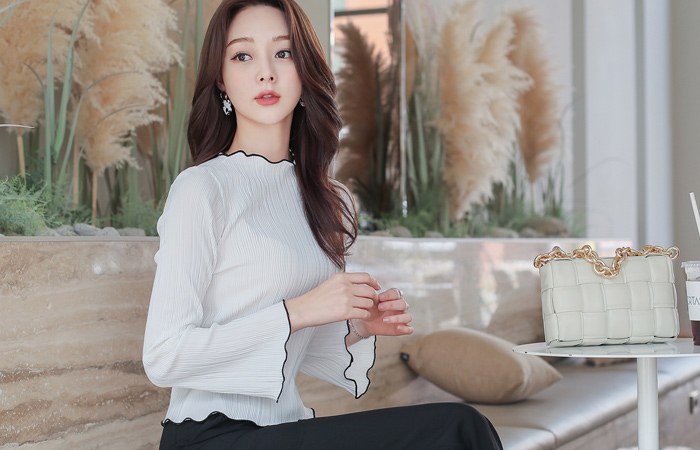 Wrinkle Pleats Piping Color Combination Bell Sleeves Blouse