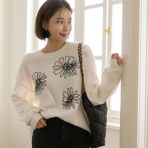 Fuzzy Flower Embroidery loose fit T-shirt