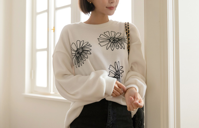 Fuzzy Flower Embroidery loose fit T-shirt